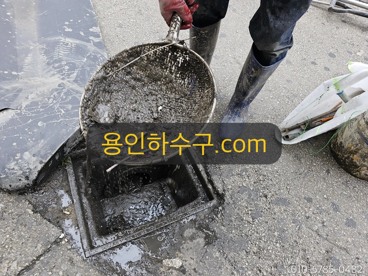 빗물받이 준설 — 건져 올린 퇴적물