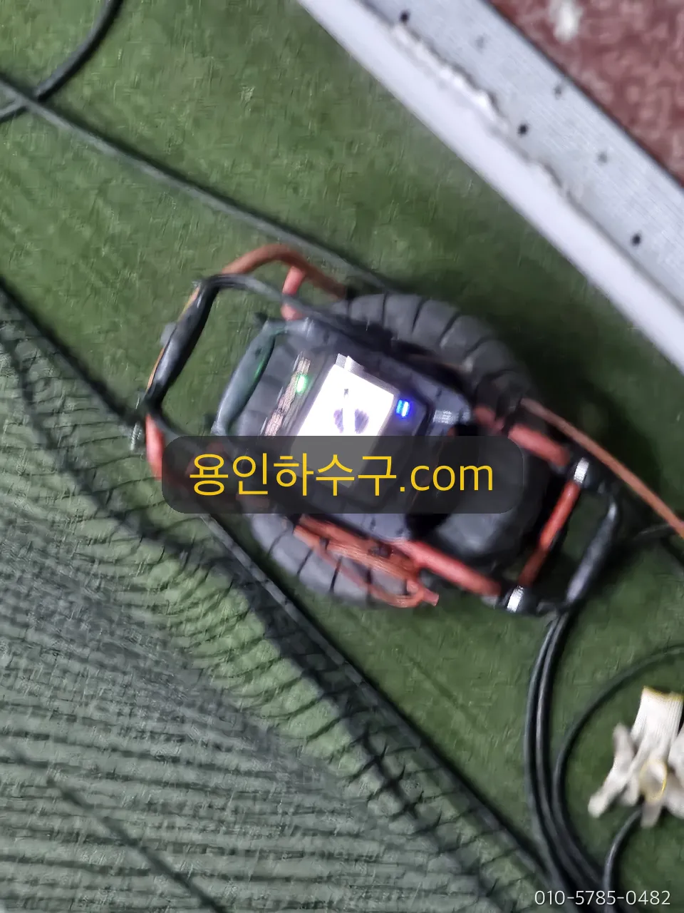 전원주택 마당에서 배관 내시경 릴을 세팅한 모습
