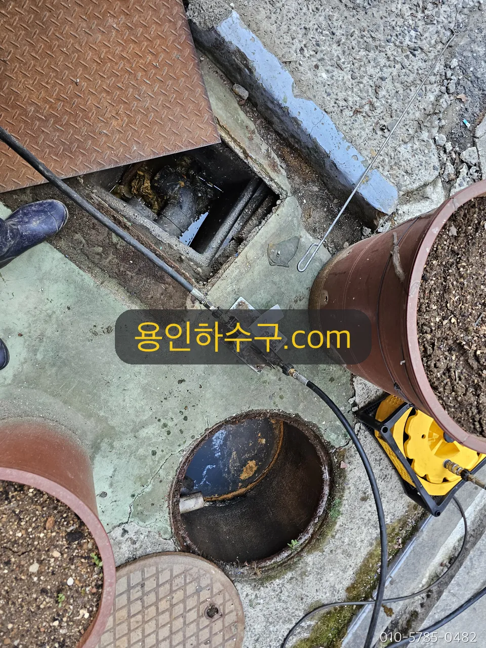 전원주택 마당 오수받이 뚜껑을 열고 점검하는 작업